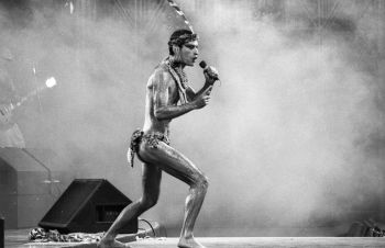 Ney Matogrosso dialoga com o Brasil num ato sexual para o qual fomos todos convidados